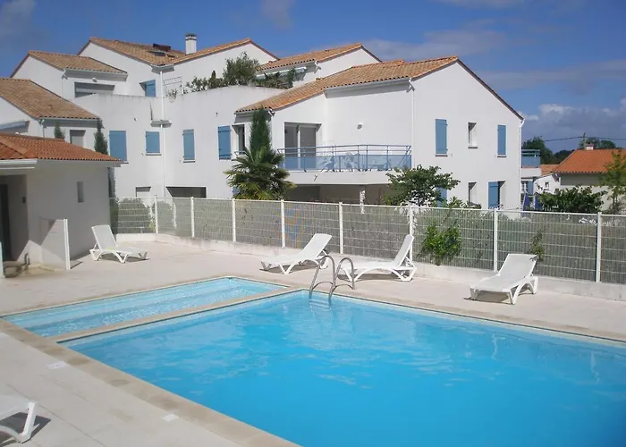 Confort Dans Avec Piscine